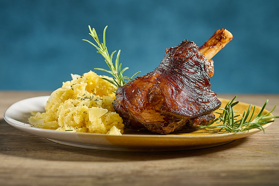 Lammhaxen mit Polenta und Soße