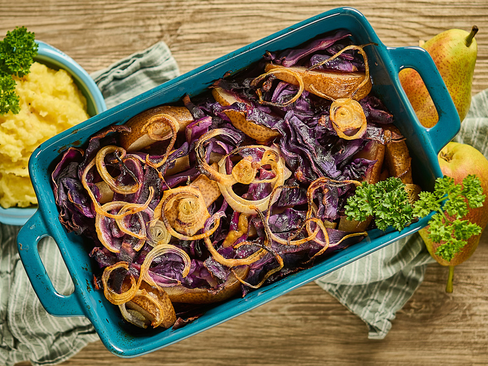 Rotkohl und Birne aus dem Ofen