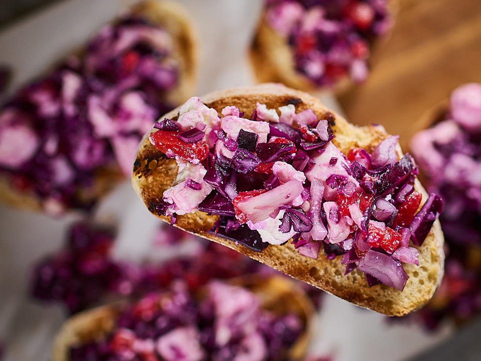 Rotkohl-Bruschetta mit Feta
